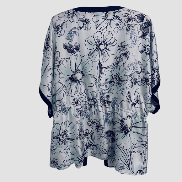 SOMA SILK KIMONO ROBE BLACK AND WHITE FLORAL KIMONO ROBE COVERUP - Picture 3 of 11